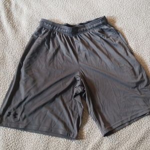 Athletic shorts with pockets